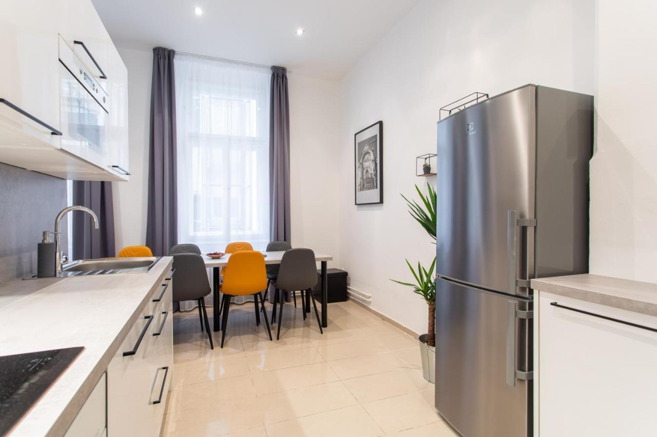 Spacious Apartments Near The River Prague Exterior photo